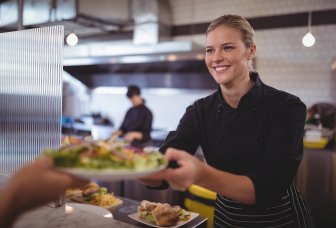 Dame serverer mat. Foto