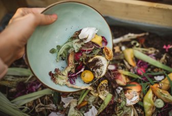 foto hånd med tallerken som kaster matavfall