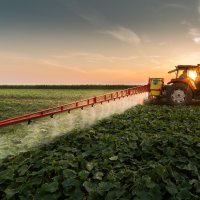 foto traktor som vanner stor åker