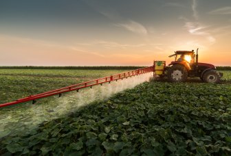 foto traktor som vanner stor åker
